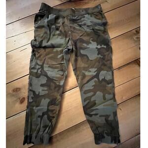 Levi's Women's Camo Print Jogger Pants. Elastic Waist. Size Large. Pockets